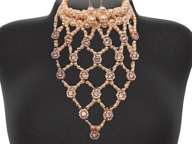 Daring Elegance: Pearl Necklace